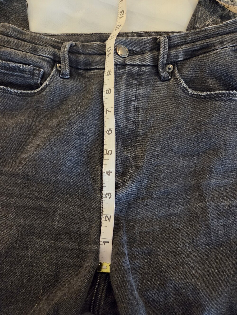 Good American Good Curve High-Rise Washed Black Denim Raw Hem Jeans, 6/28 - Picture 9 of 16